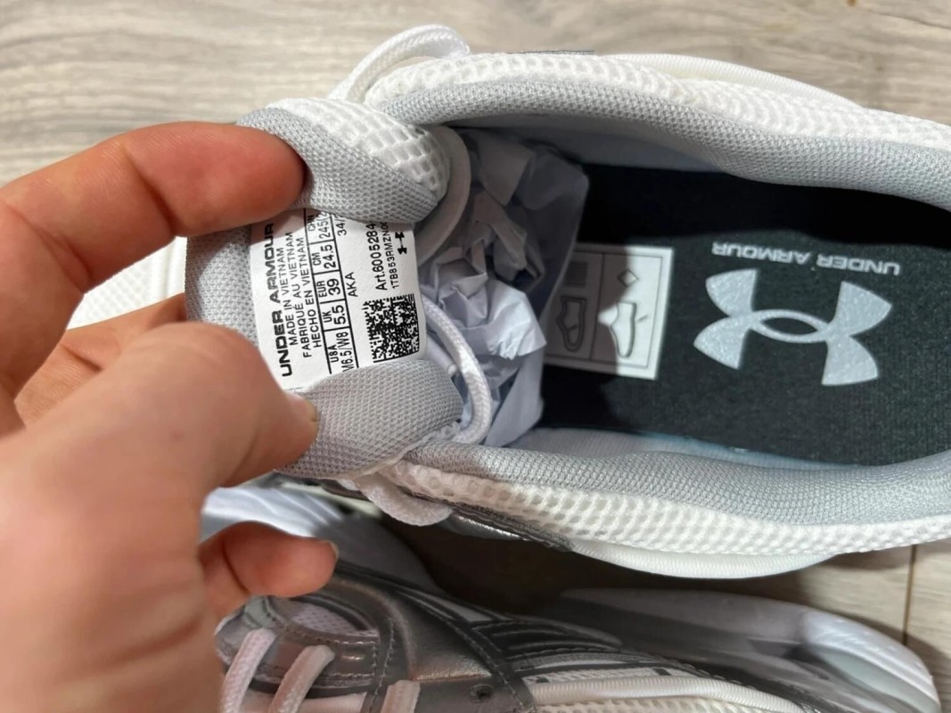 Ua sola / under armour / silver / argenter / blanche / taille 39 2