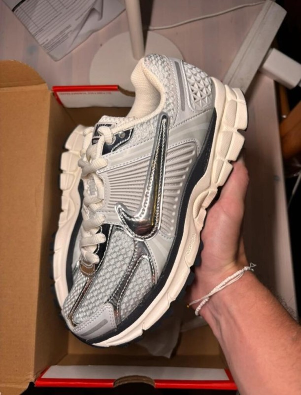 Nike Vomero 5 metallic photon dust taille 37,5