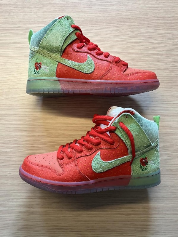 Nike SB Dunk High Strawberry Cough