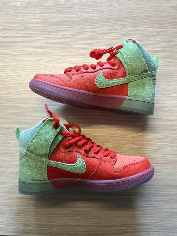 Nike SB Dunk High Strawberry Cough 2