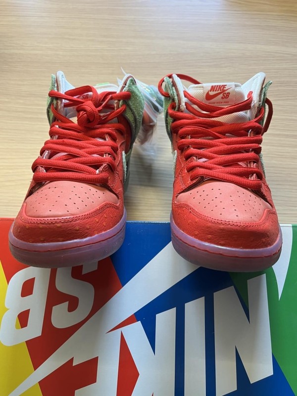 Nike SB Dunk High Strawberry Cough 2