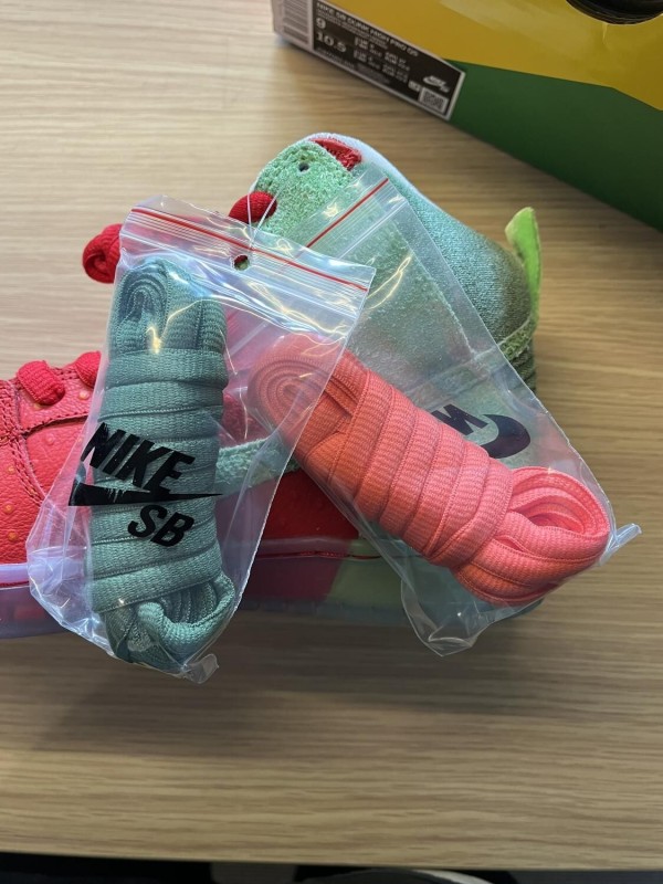 Nike SB Dunk High Strawberry Cough 2