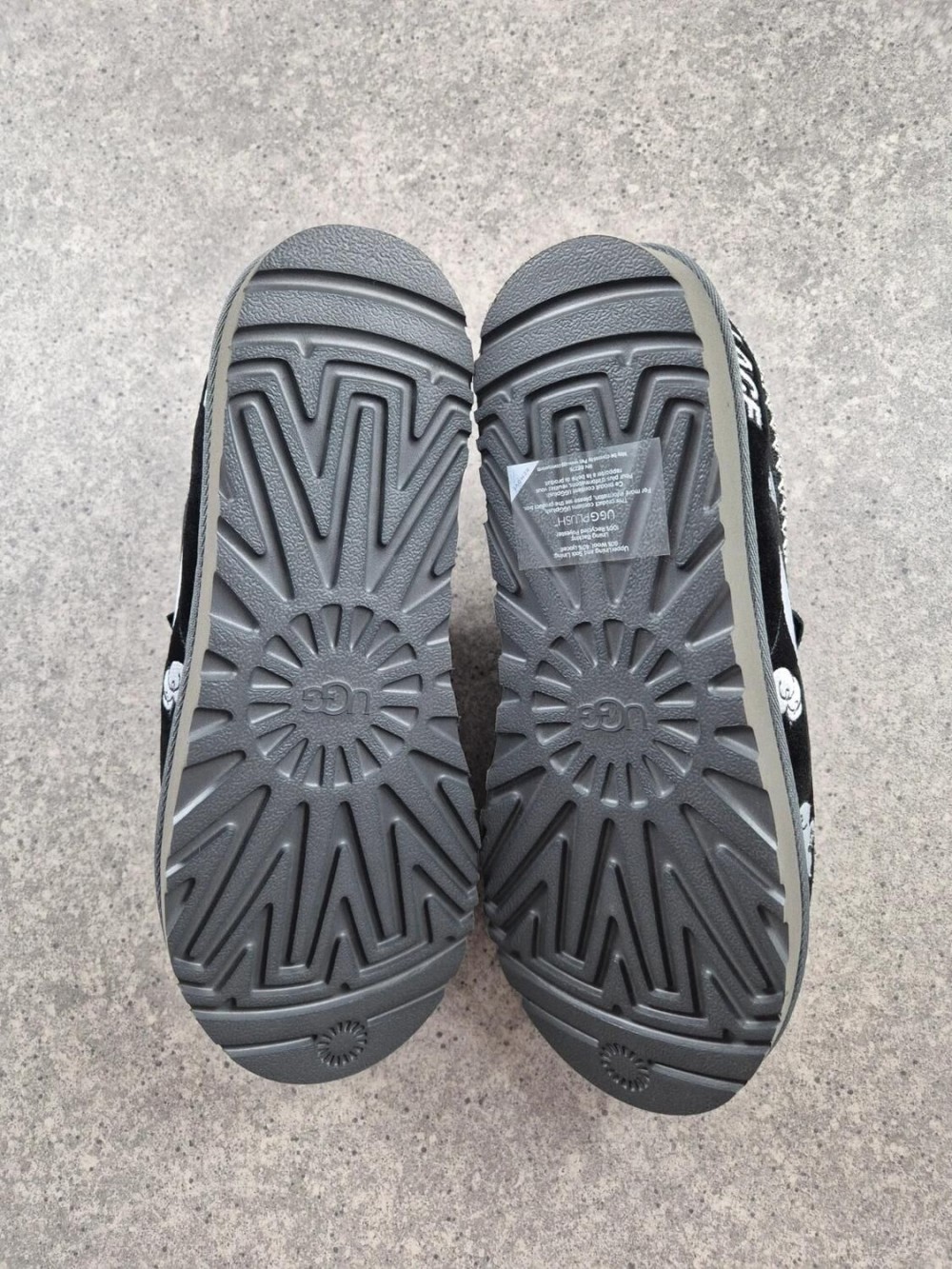 UGG Tasman Palace Skateboards Looney Tunes Black - EU 42