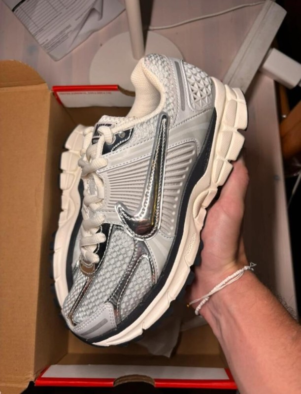 Nike Vomero 5 photon dust metallic taille 38,5
