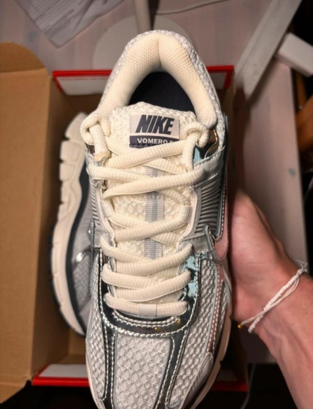Nike Vomero 5 photon dust metallic taille 38,5 2