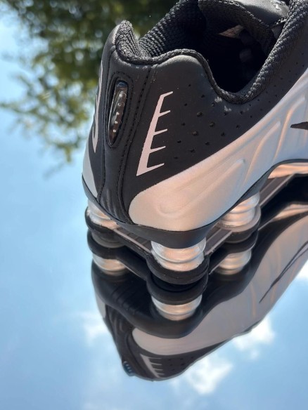 Nike Shox R4 Black Metallic Silver - EU 40