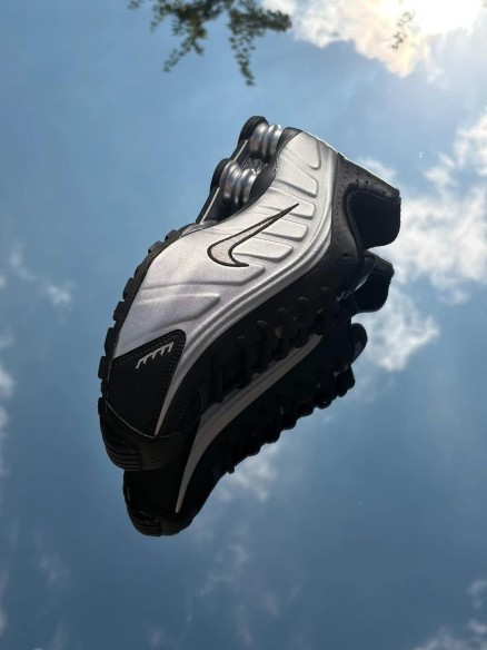 Nike Shox R4 Black Metallic Silver - EU 40