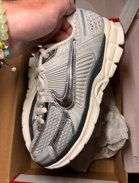 Nike Vomero 5 photon dust metallic taille 38,5