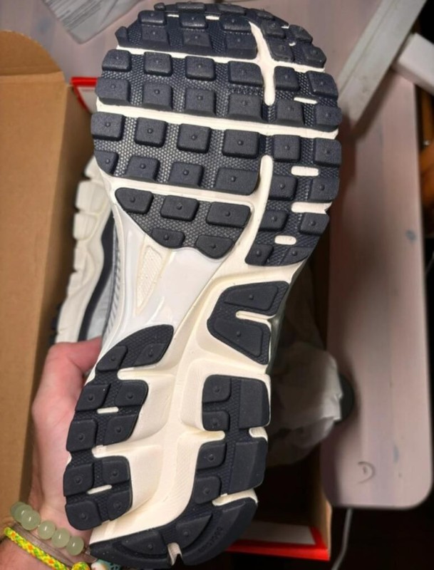 Nike Vomero 5 photon dust metallic taille 38,5 2