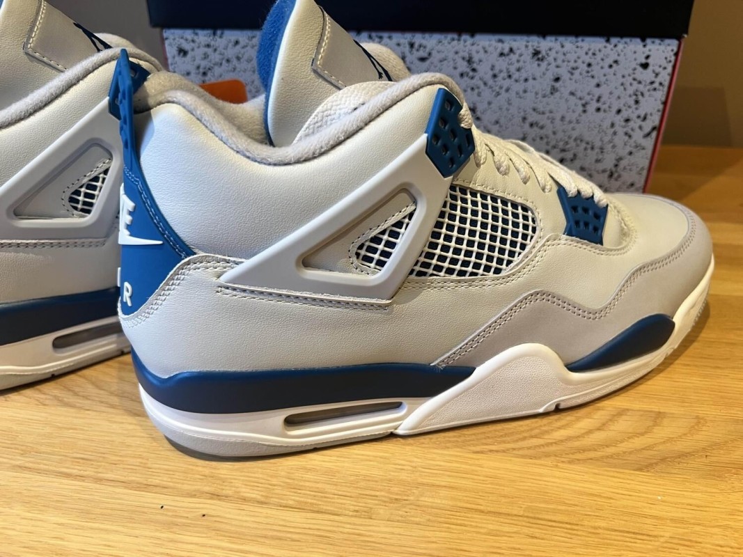 Air Jordan 4 Retro Military Blue (2024) 2