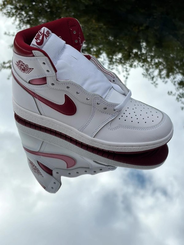 Air Jordan 1 High Retro OG ‘85 Metallic Burgundy White Team Red - EU 40 2