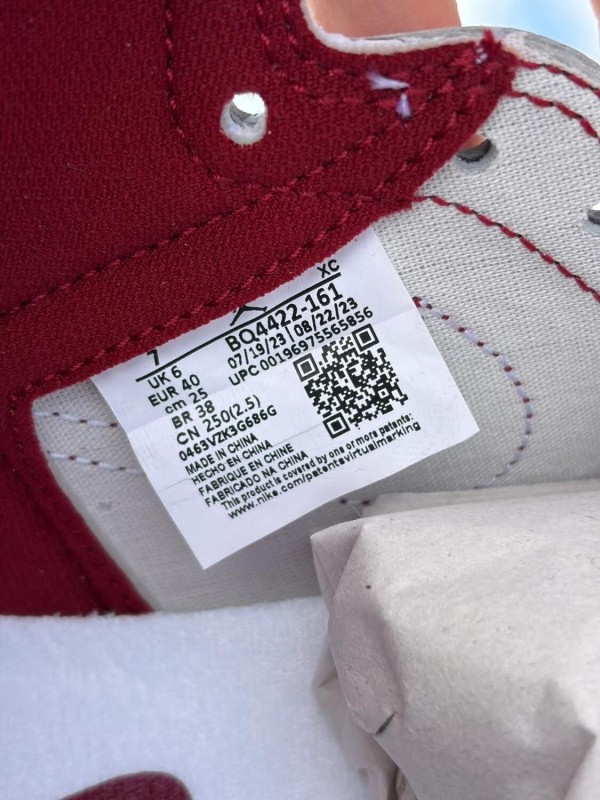 Air Jordan 1 High Retro OG ‘85 Metallic Burgundy White Team Red - EU 40 2