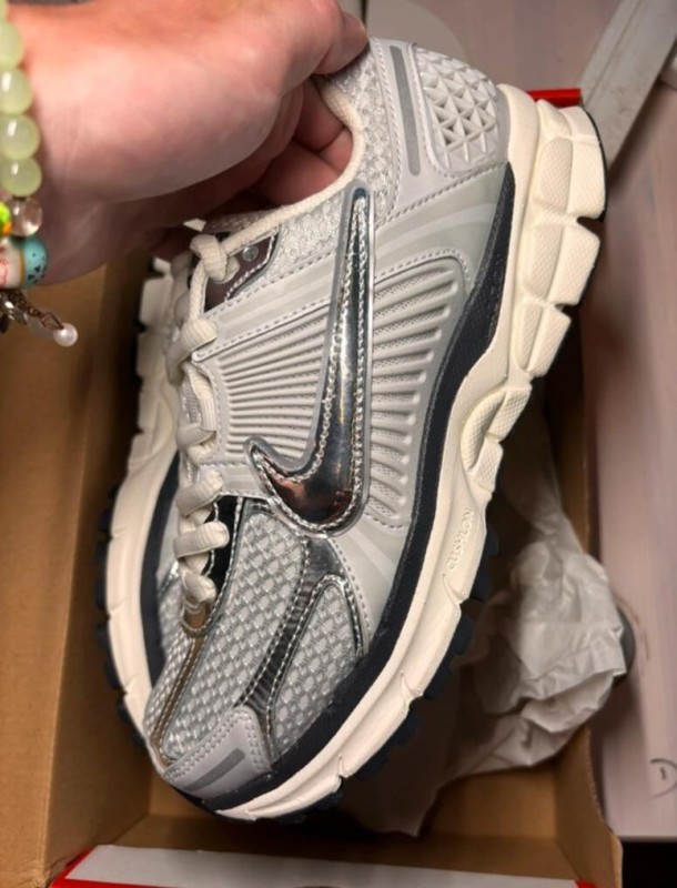 Nike Vomero 5 photon dust metallic taille 39 2