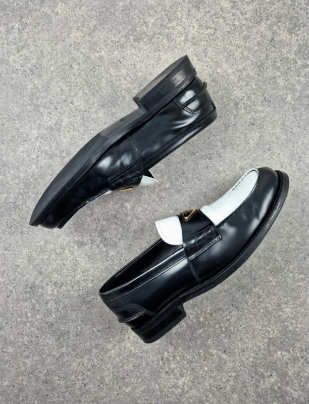 Mocassins Prada Two Tone Brushed Leather Loafers taille 42,5