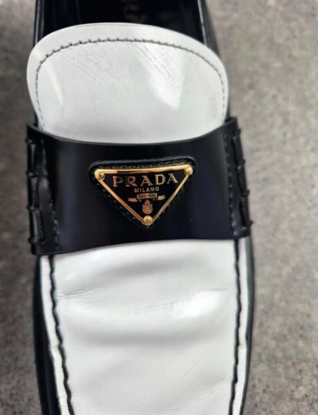 Mocassins Prada Two Tone Brushed Leather Loafers taille 42,5