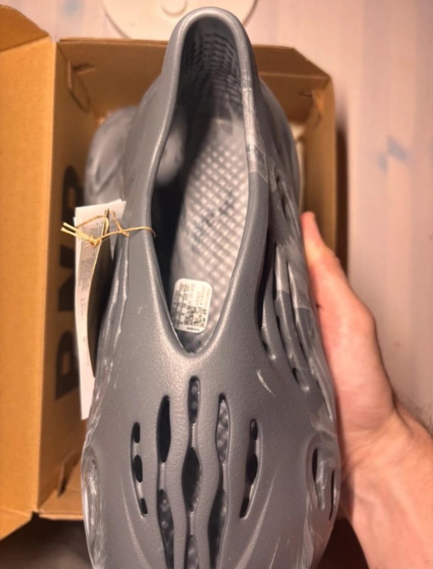 Yeezy foam RNR granite taille 39 2