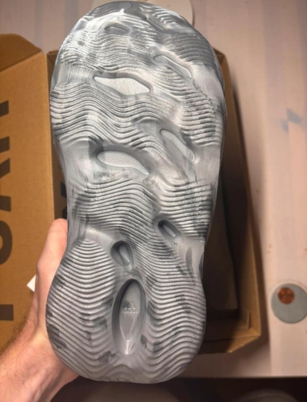 Yeezy foam RNR granite taille 39 2