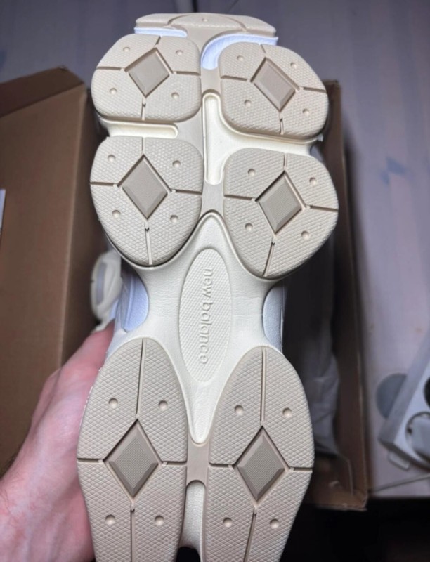 New balance 9060 sea salt brown taille 41,5 2