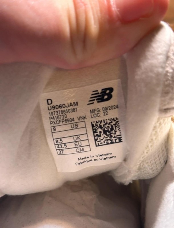 New balance 9060 sea salt brown taille 42,5 2