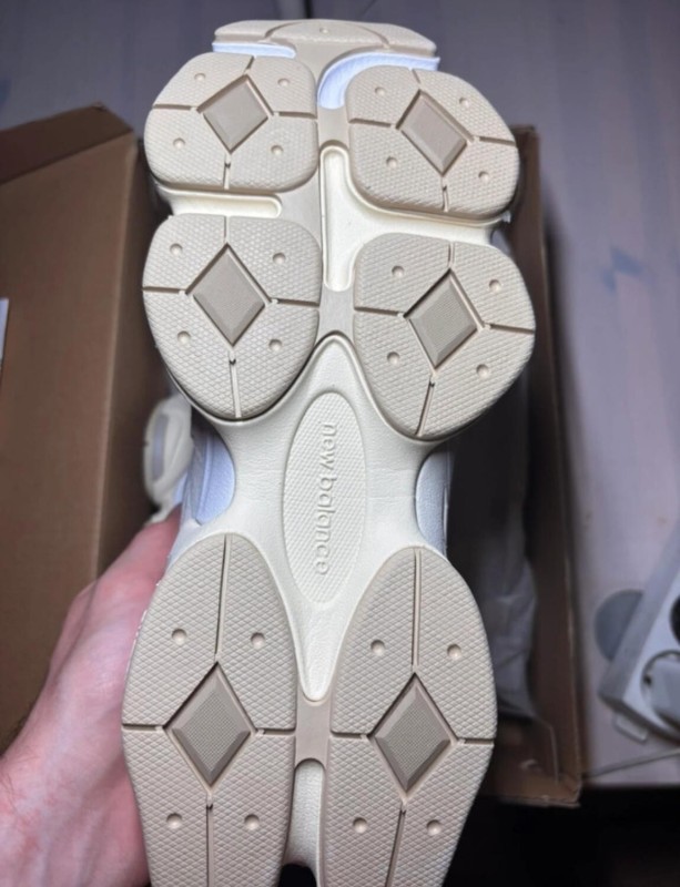 New Balance 9060 sea salt brown beige taille 43 2