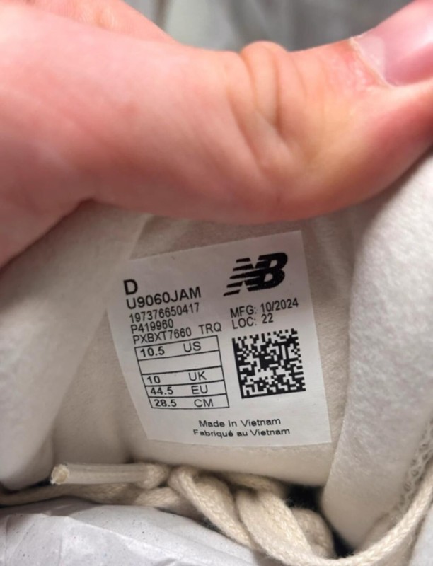 New Balance 9060 sea salt brown beige taille 44,5 2
