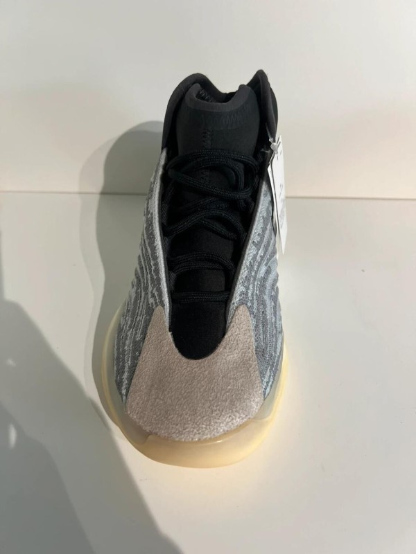 Yeezy Quantum Lifestyle Model 2