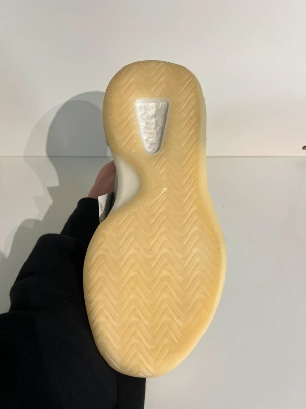 Yeezy Quantum Lifestyle Model 2