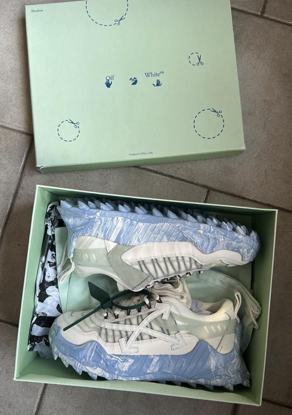 off white blanche et bleu glacier