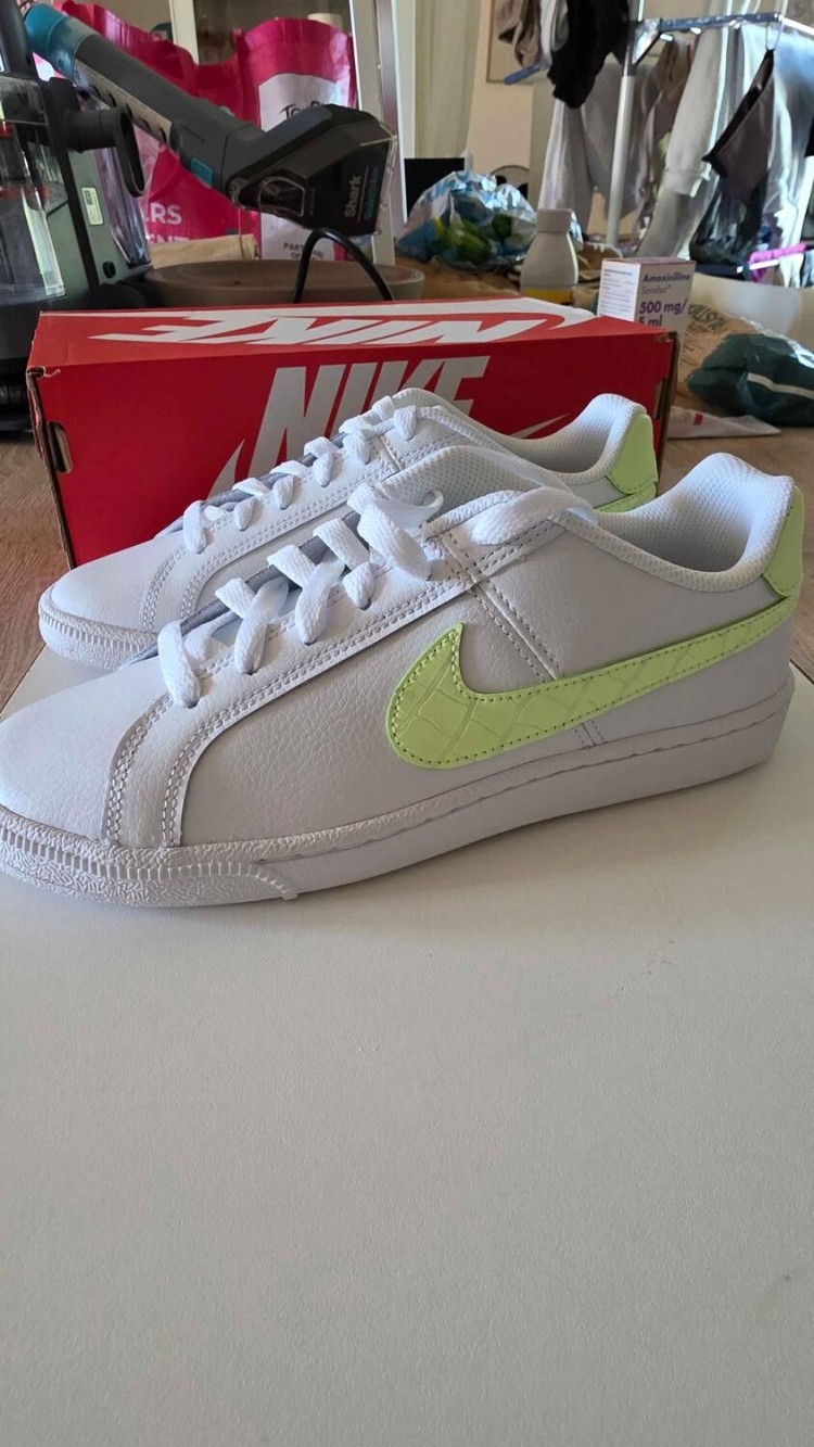 Nike baskets blanches swoosh vert fluo effet croco – Pointure 37,5