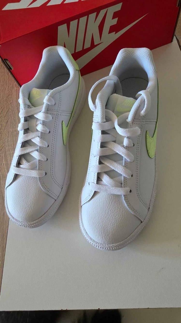 Nike baskets blanches swoosh vert fluo effet croco – Pointure 37,5