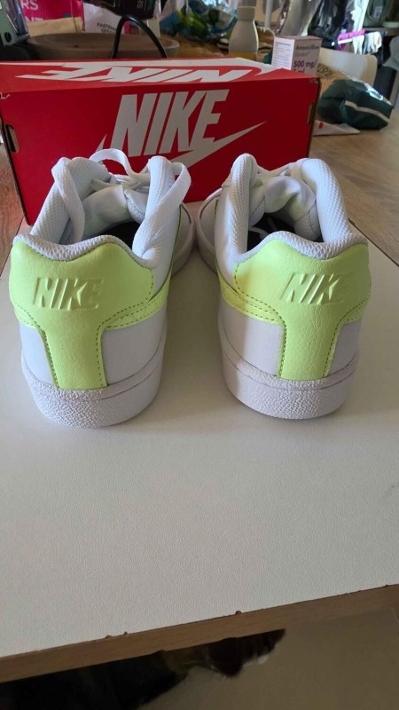 Nike baskets blanches swoosh vert fluo effet croco – Pointure 37,5 2