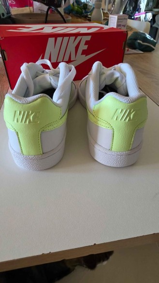 Nike baskets blanches swoosh vert fluo effet croco – Pointure 37,5