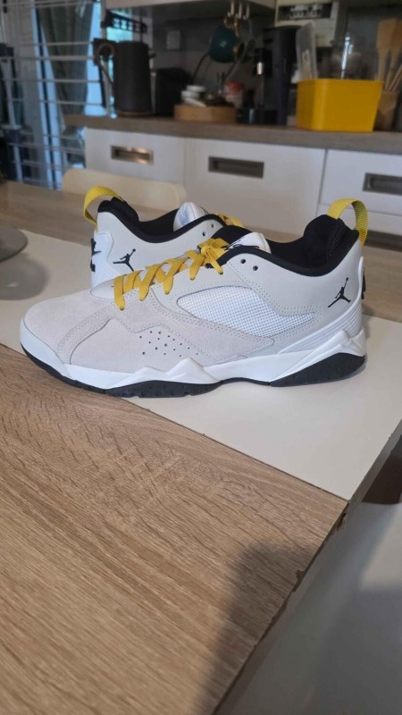 Jordan baskets neuves blanc gris jaune – Pointure 43