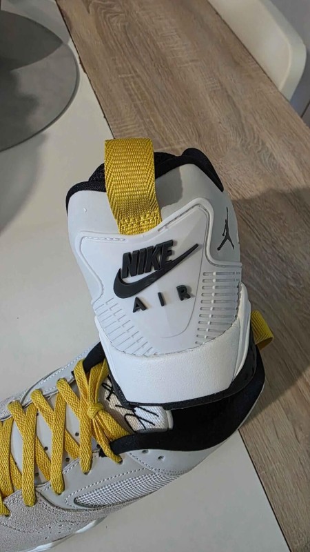 Jordan baskets neuves blanc gris jaune – Pointure 43 2