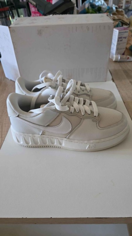 Nike One Low blanches neuves – Pointure 36,5 2