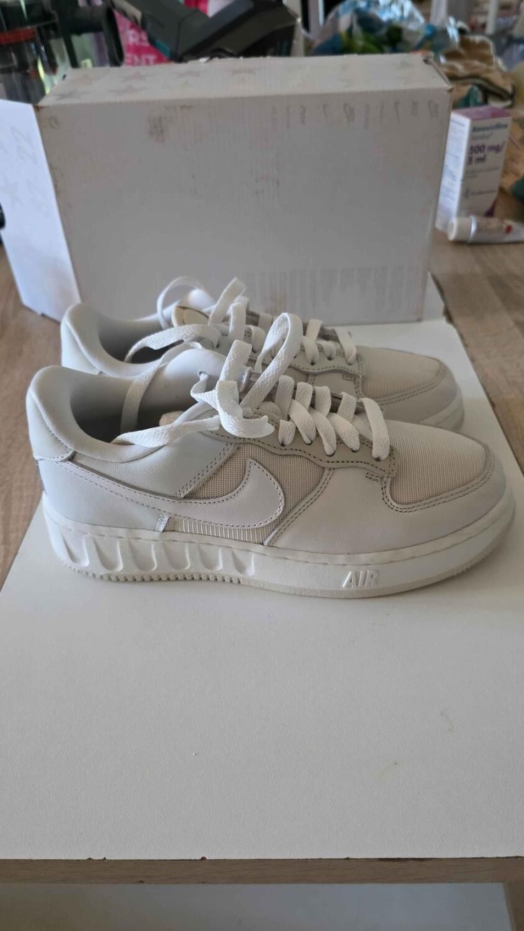 Nike One Low blanches neuves – Pointure 36,5