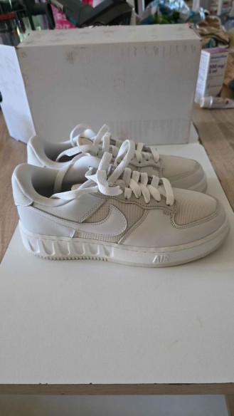 Nike One Low blanches neuves – Pointure 36,5