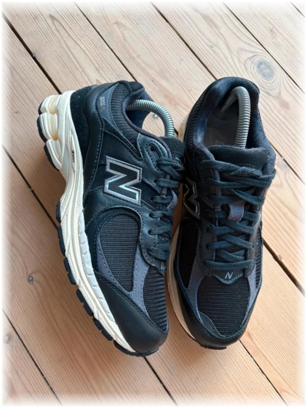 New balance 2002r black - taille 40 2