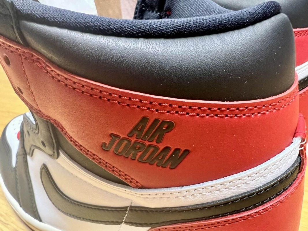 Air Jordan 1 Retro High OG « Black Toe » 2