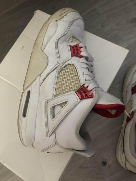 Jordan 4 metallic red