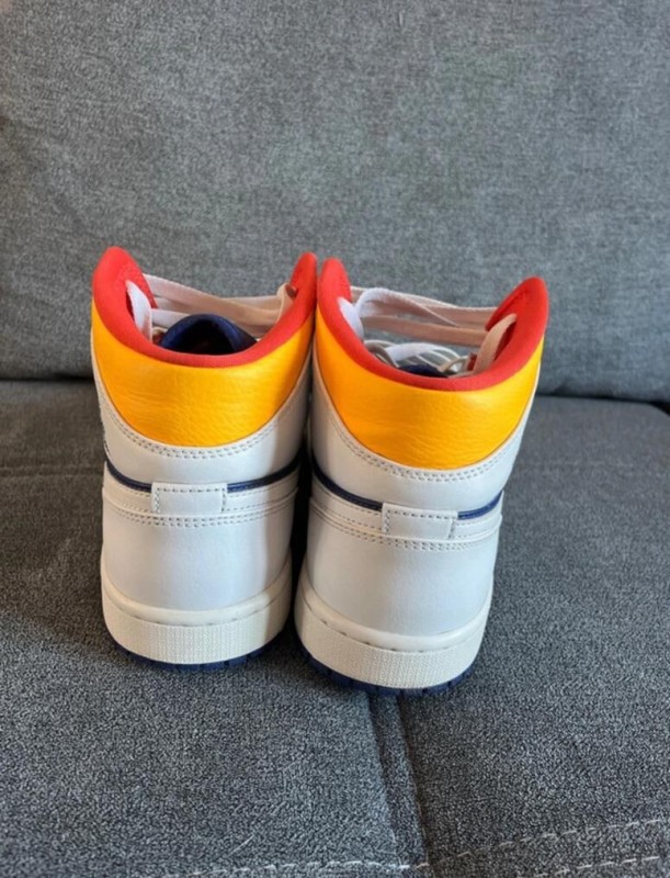 Jordan 1 mid bleu royal laser orange 2