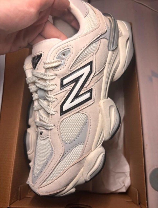 New balance 9060 sea salt rain cloud taille 38,5 2