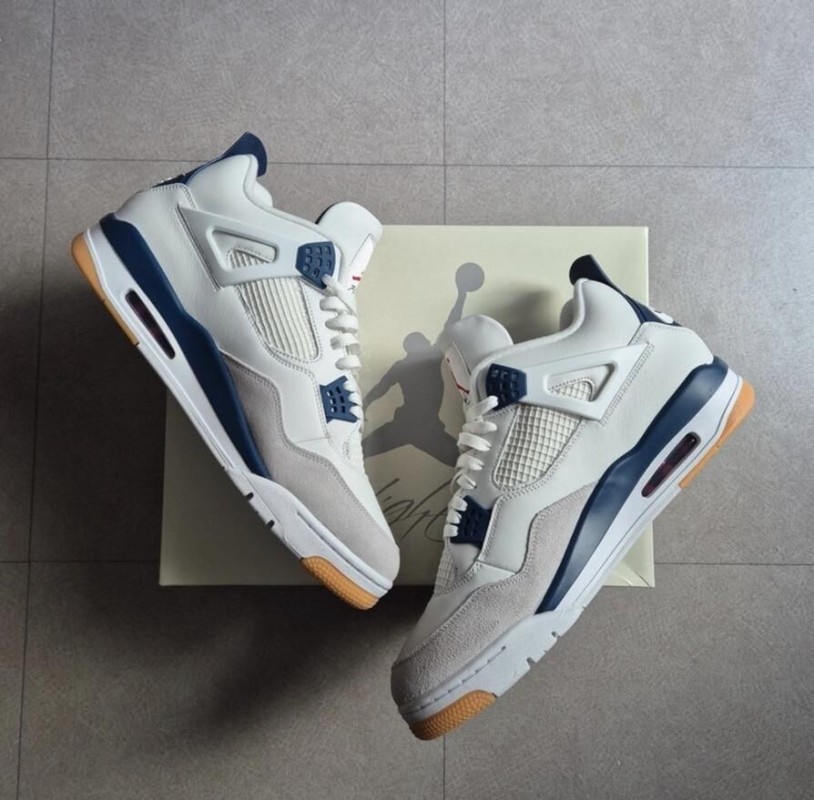 Jordan 4 SB "Navy" 2