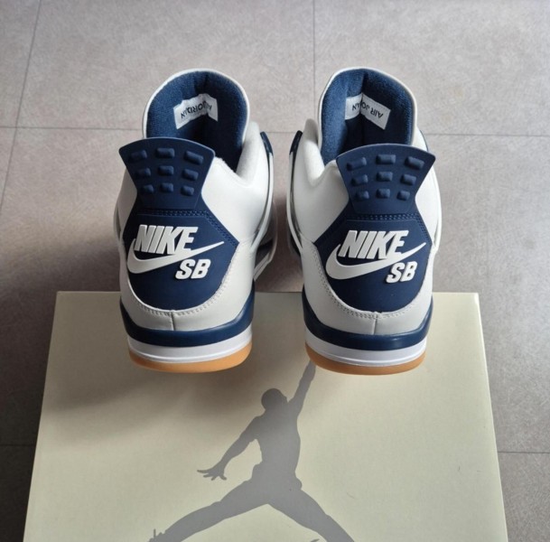 Jordan 4 SB "Navy"