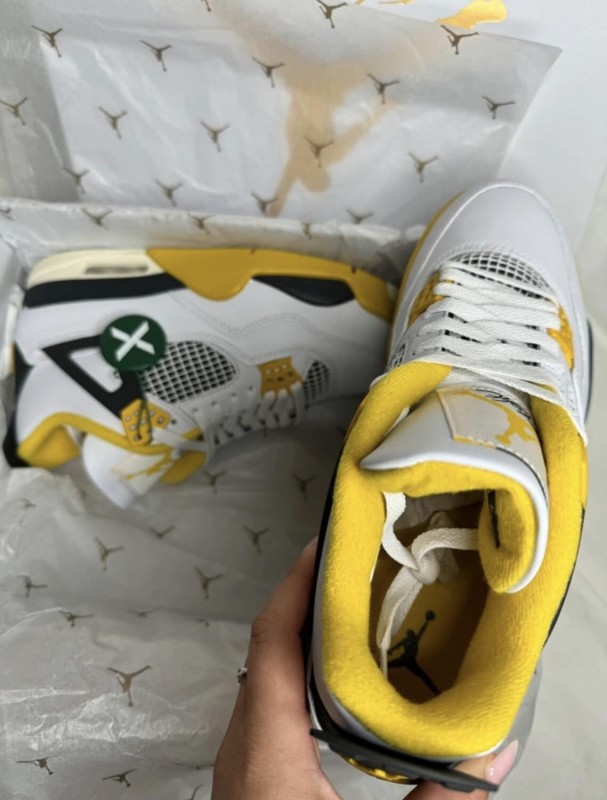 Air Jordan 4 Wmns Vivid Sulfur 2