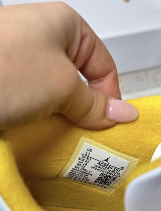 Air Jordan 4 Wmns Vivid Sulfur 2