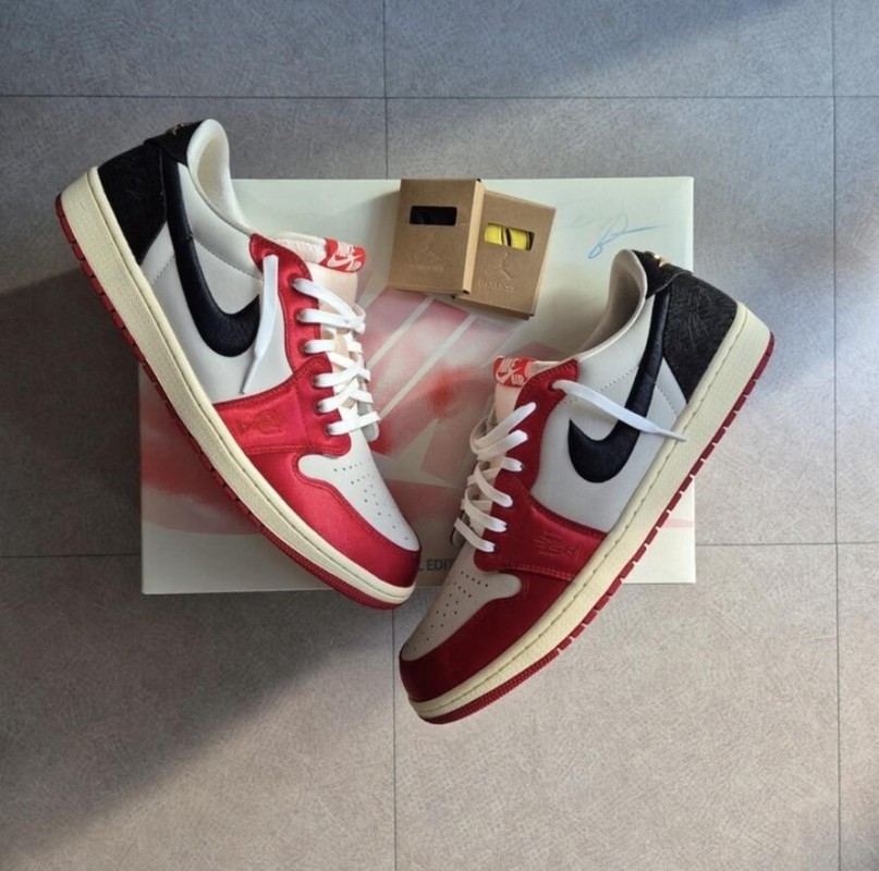 Jordan 1 Low "Trophy Room"