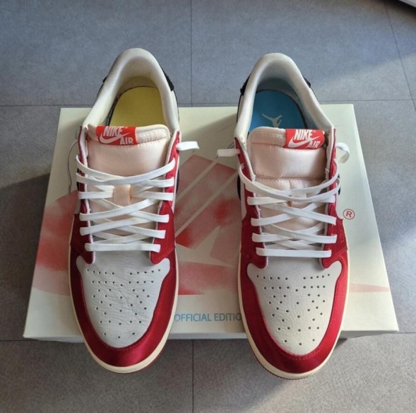 Jordan 1 Low "Trophy Room"