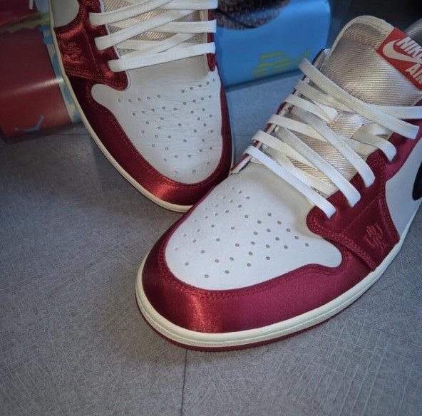 Jordan 1 Low "Trophy Room"