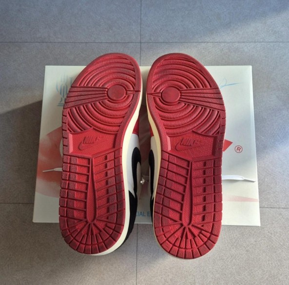 Jordan 1 Low "Trophy Room"